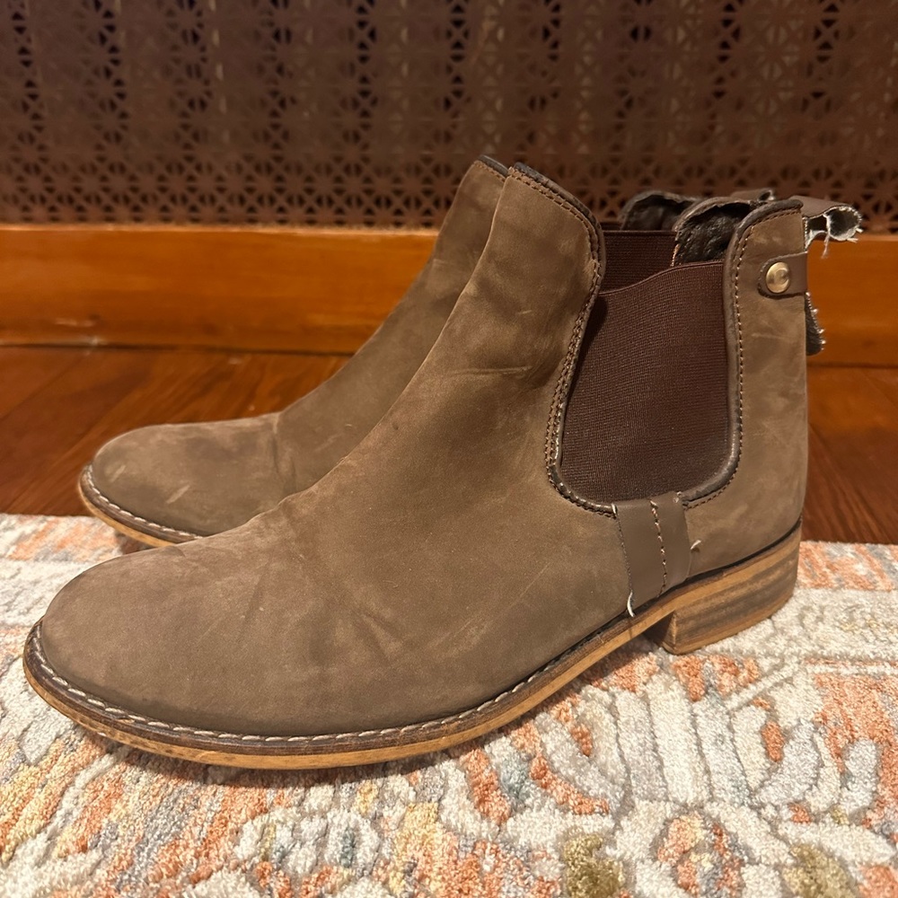 Women’s Steve Madden Size 7.5 Brown Booties